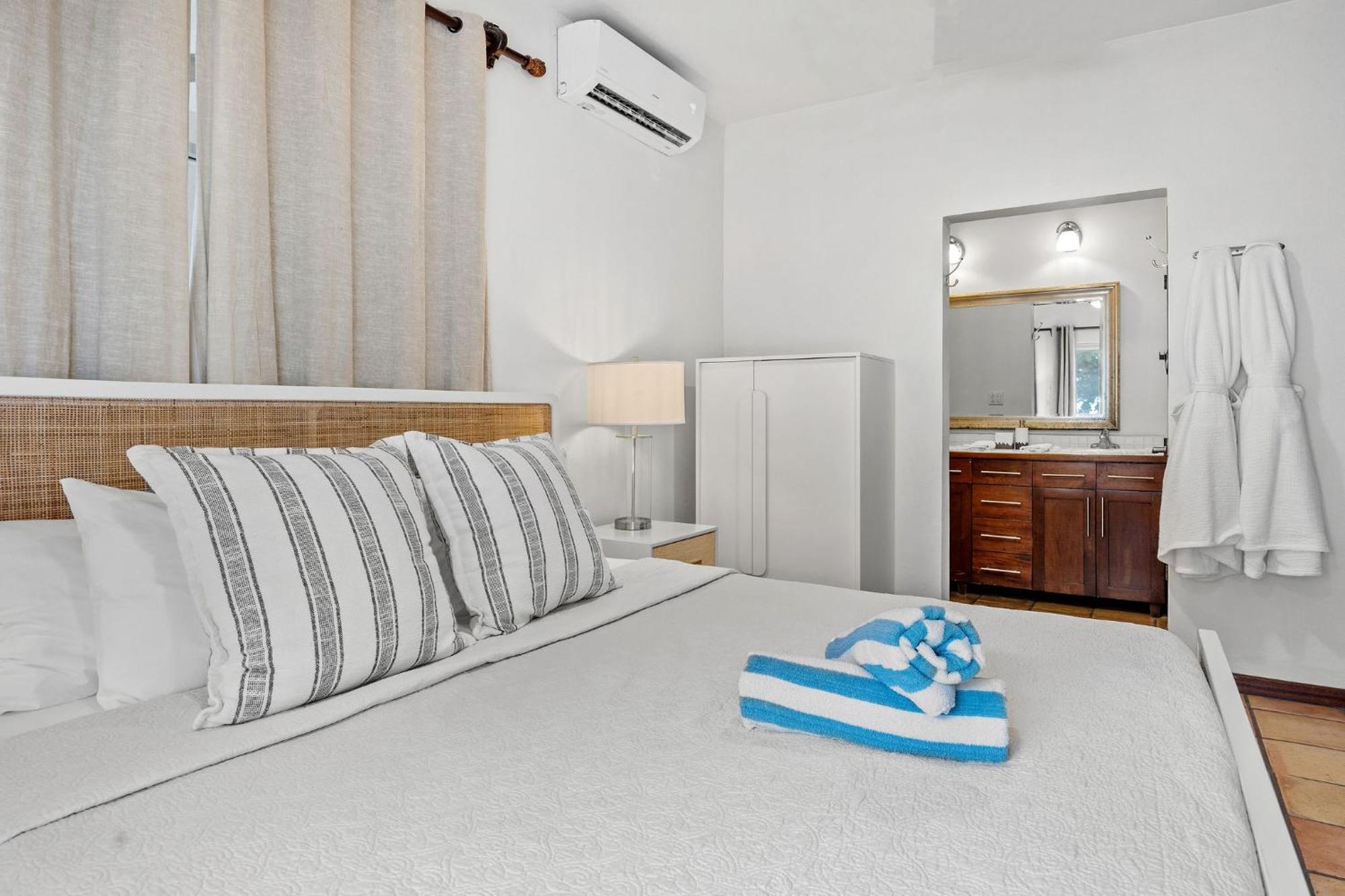 Tres Sirenas Beach Inn Rincón Extérieur photo